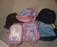 4 schoolbags 5 each. 1 rolly suitcase 10e