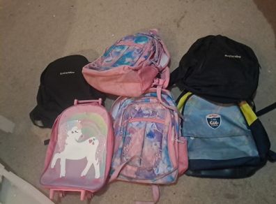 4 schoolbags 5 each. 1 rolly suitcase 10e