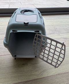 Dog carrier box