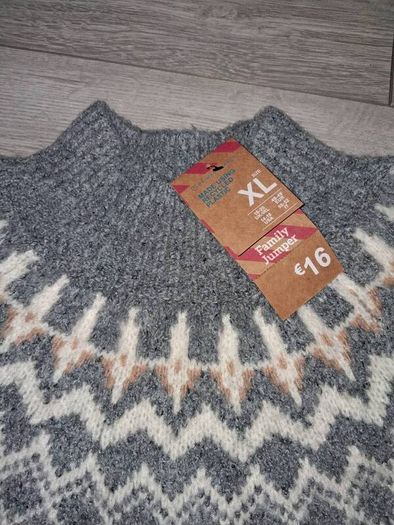 x2 Bundle - Brand New Primark Family Jumper - Size - XL - RRP - 16.00 & Brand New Tossle Hat - One Size - RRP - 5.00 = 21.00