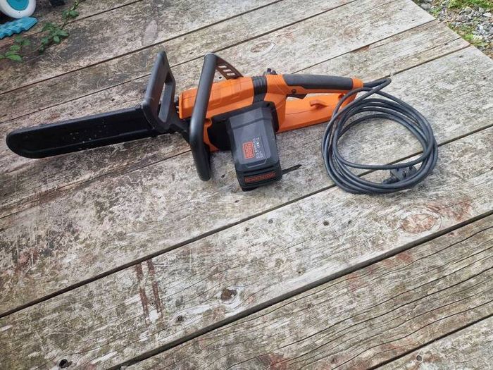 electric chainsaw