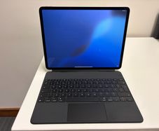 Apple iPad Air 13 inch M3 (2025) 128GB & Genuine Apple Magic Keyboard