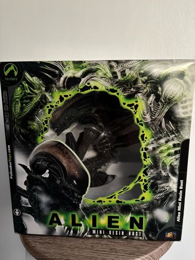 Palisades Alien Mini Resin Bust