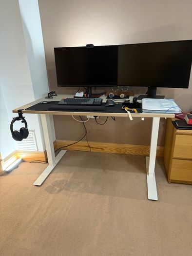 Adjustable desk