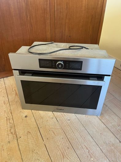 whirlpool 40l combi microwave / oven in silver.