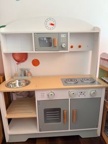 Wooden kids kitchen plus accessories - mint condition