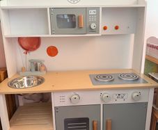 Wooden kids kitchen plus accessories - mint condition