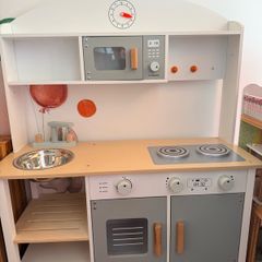 Wooden kids kitchen plus accessories - mint condition