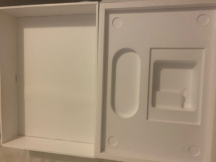 MacBook Pro empty box