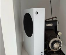 Xbox Series S (500gb) w/ controller and all cables (MINT)