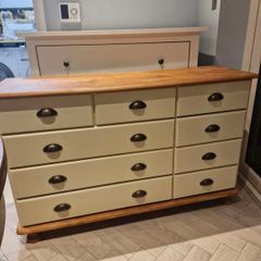 chest of drawers