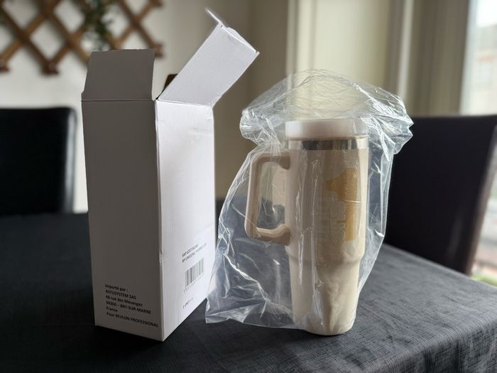 Brand new quencher tumbler flask with reusable straw