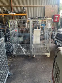1 Enclosed roll container