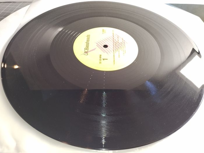 Bassheads - Is There Anybody Out There? - Deconstruction Records - BANGIN 90s Piano ACID Vocal HOUSE BANGER!