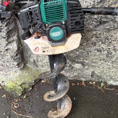 Portable petrol powered hole drilling hand operate