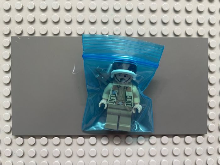 lego Star Wars sw1328 Captain Antilles minifigure- Dark Tan Shirt, Large Rank Badge