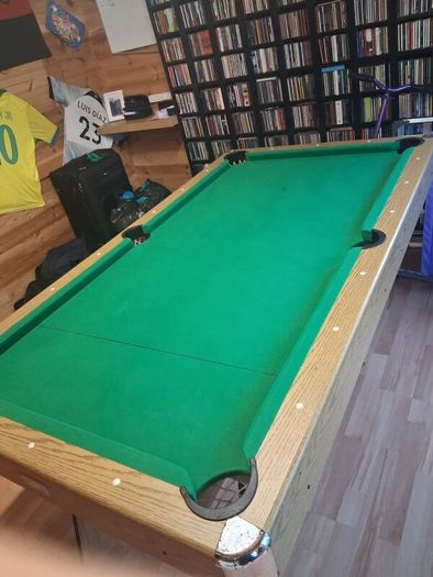 pool table/snooker table