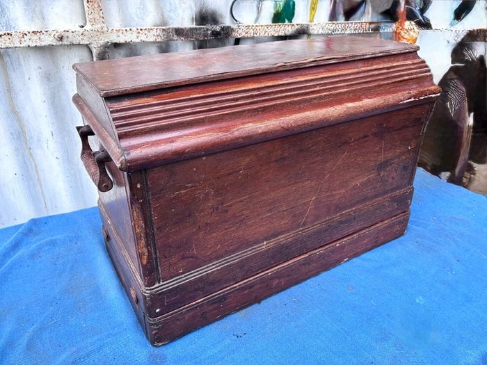 Singer sewing machine with case