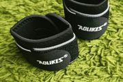 Wrist wraps. Gym weightlifting wraps