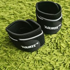 Wrist wraps. Gym weightlifting wraps
