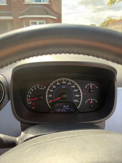 White Hyundai i10 - low owners - freshly serviced