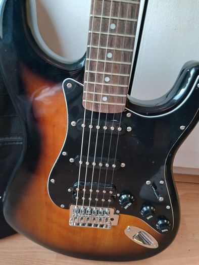 Fender Squier Affinity Stratocaster HSS Sunburst Guitar & Gig Bag Bundle