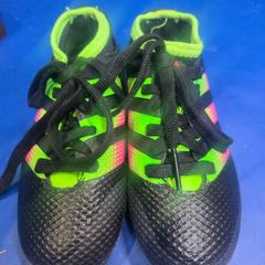 kids football boots