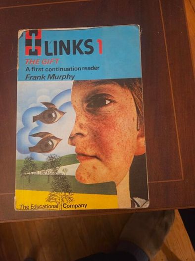 O Links 1. The Gift. A First Continuation Reader By Frank Murphy. First Edition 1976 Paperback In Good Condition.  See Photos For Condition.