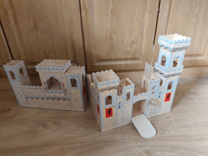 Wooden castle - Melissa & Doug