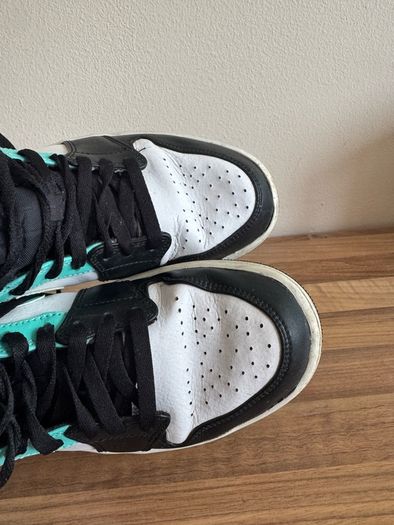 Air Jordan 1 Mid Tropical Twist