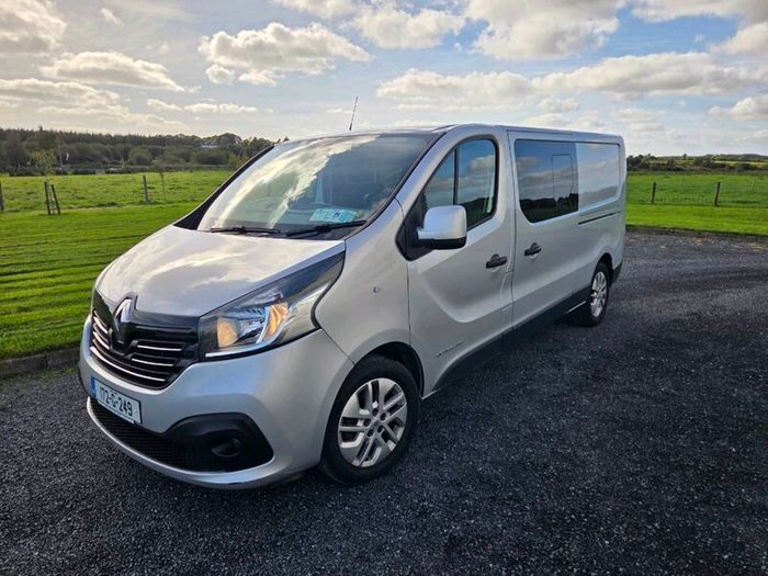 Renault trafic crew cab van