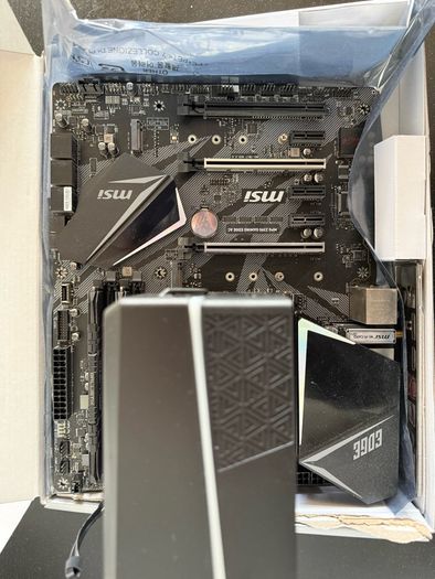 Components / I7-9700k, MSI Z390 Gaming edge AC, 16 Gb DDR4 (2X8)