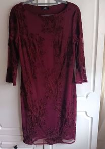 Chic Wallis Burgundy Dress with Lace.