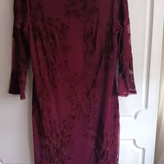Chic Wallis Burgundy Dress with Lace.
