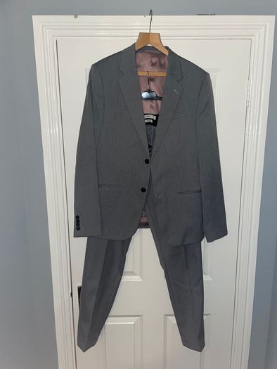 Beautiful River Island suit 40r jacket  32r trousers