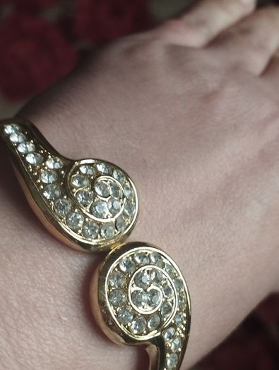 Beautiful gold-tone suit bracelet with crystals.
