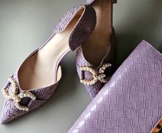 Pointed high-heel shoes