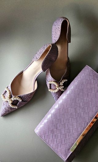 Pointed high-heel shoes
