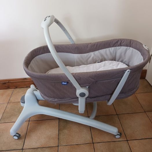 Chicco Baby Hug 4-in-1 + extra Chicco mattress.