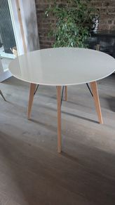 Round dining table