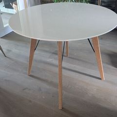Round dining table