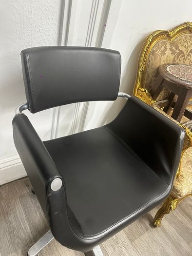 Salon Chairs To Sell