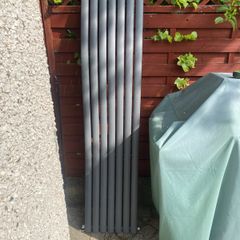 Anthracite Radiator in wave detail