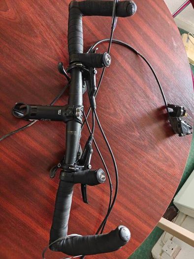 Flat bar with Shimano hydraulic brakes and shifters