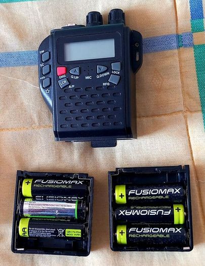 AM / FM CB Radio (Frequency: 26,956-27,405 MHz)
