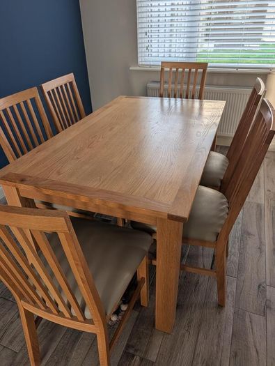 Oak kitchen table & 6 matching chairs