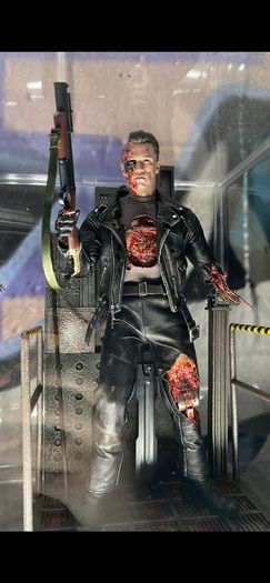 Hot Toys DX46 Terminator 2 Battle Damage 2.0