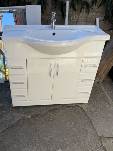 bathroom vanity unit with mirror