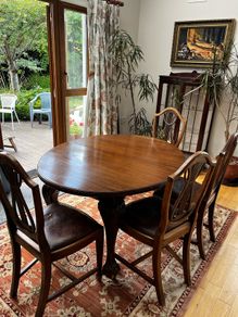 Oval Mahogany Table (extends to seat 8ppl) & six chairs