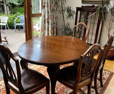 Oval Mahogany Table (extends to seat 8ppl) & six chairs